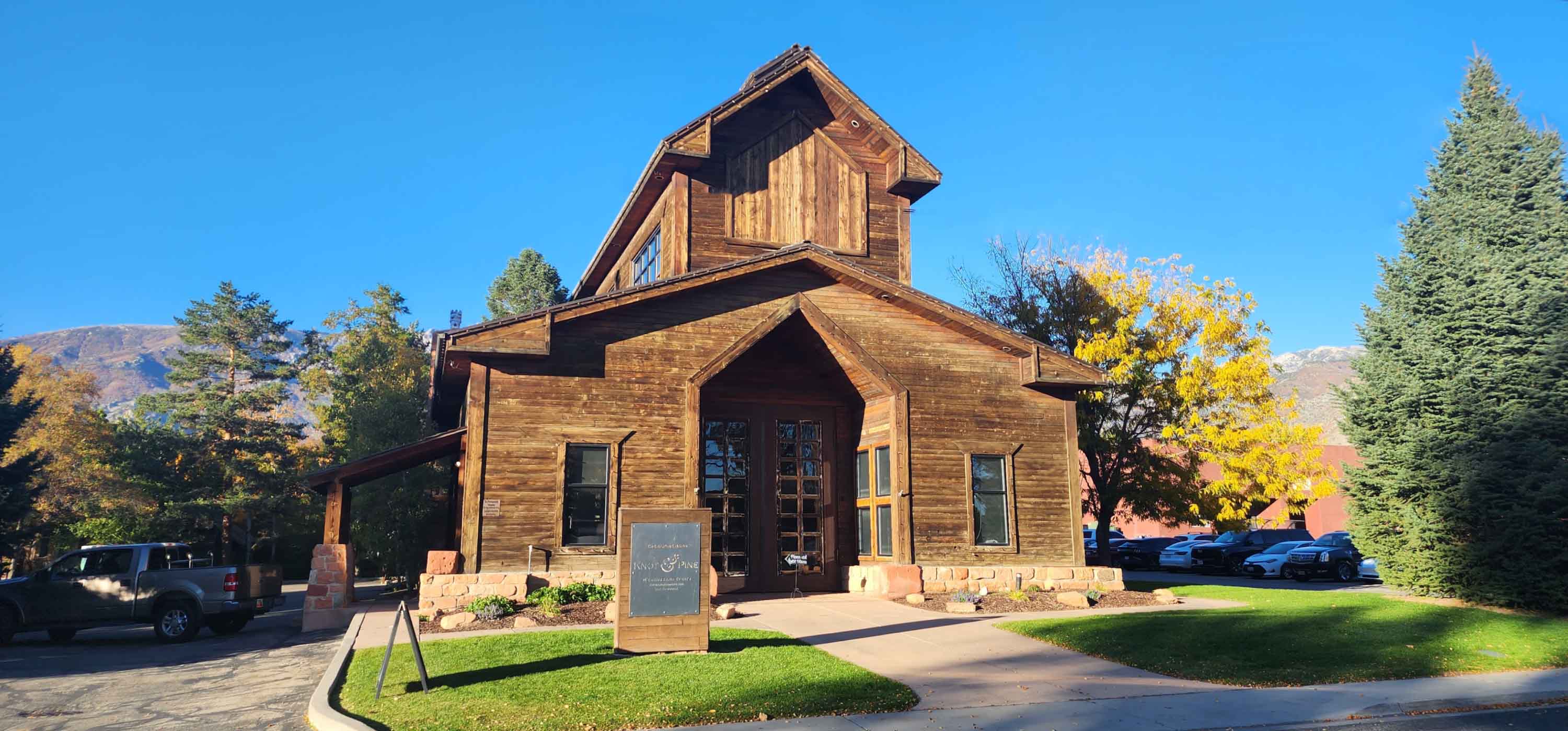 Knot and Pine - Rustic wood venue with vaulted ceilings and mountain views in Alpine